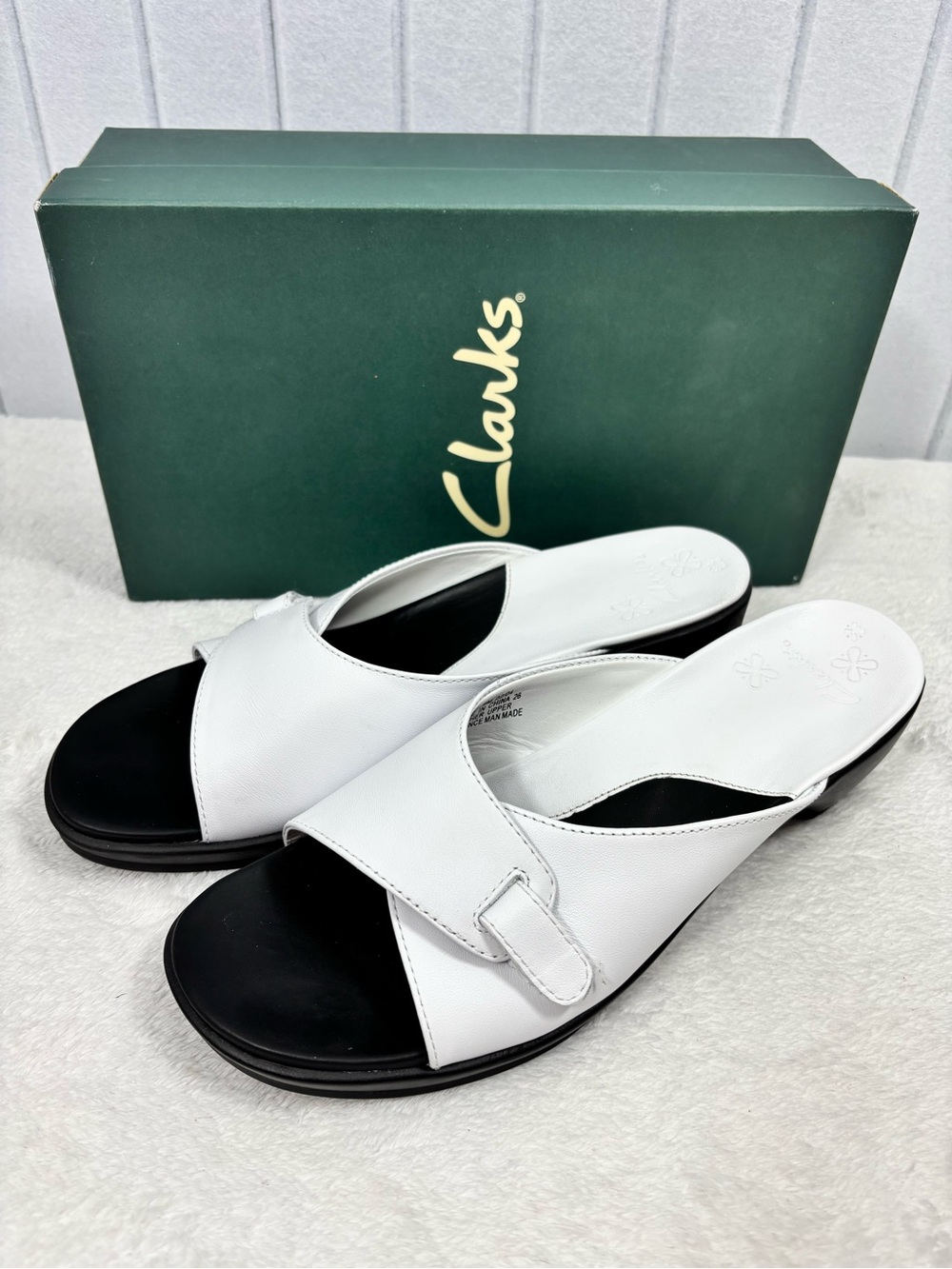 Clarks Leather Upper Women’s White Slide Sandals with Black Footbed size 9M